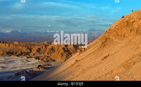 I turisti in attesa per il tramonto nella Valle de la Luna a valle della luna nel deserto di Atacama nel Cile settentrionale Foto Stock