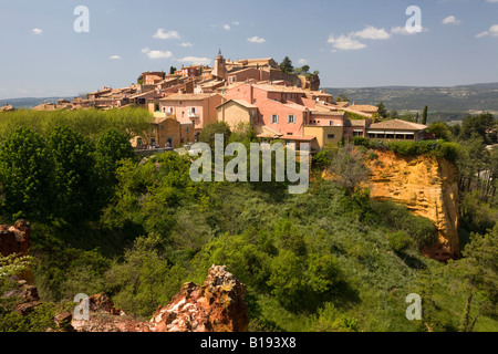 Una vista del Roussillon Villaggio (Vaucluse - Francia). Village de Roussillon 84220 Vaucluse (84 - Francia). Foto Stock