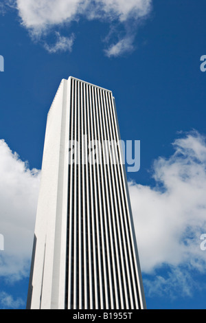 Edifici Chicago Illinois porzione superiore di olio Standard edificio contro il cielo blu nubi grattacielo ufficio edificio landmark Foto Stock
