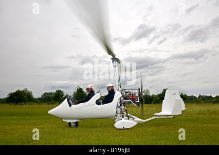 Un ultraleggero girocottero quando prendendo il largo (Francia). ULM autogire au décollage (Francia). Foto Stock