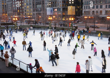 Pattinaggio Chicago Illinois pattinatori al Millennium Park pattinaggio su ghiaccio divertimento invernale su Michigan Avenue Foto Stock