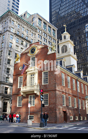 Boston Massachusetts Old State House site lungo il sentiero della libertà più antico edificio pubblico in città tra gli edifici moderni Foto Stock