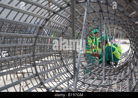 Ferro e acciaio tubo Rebar pronto per l'inserimento nella costruzione di fondazioni sul sito di costruzione negli Emirati arabi uniti uae abu dhabi Foto Stock