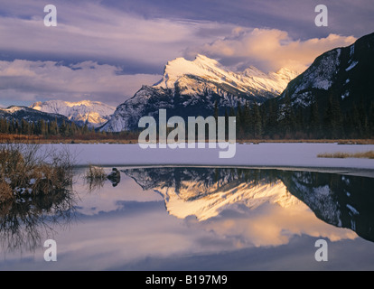 Terzo Lago Vermiglio e Mount Rundle, il Parco Nazionale di Banff, Alberta, Canada Foto Stock