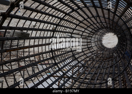 Ferro e acciaio tubo Rebar pronto per l'inserimento nella costruzione di fondazioni sul sito di costruzione negli Emirati arabi uniti uae abu dhabi Foto Stock