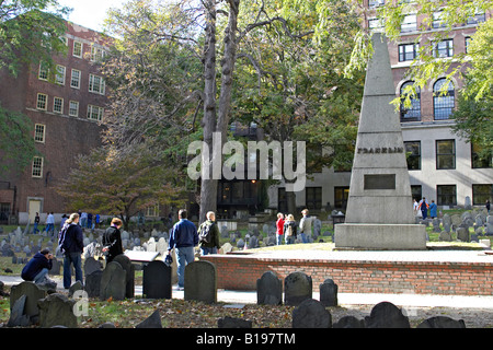 Boston Massachusetts Benjamin Franklin memorial nel vecchio granaio Sepoltura site lungo il sentiero della libertà tombe dei patrioti famosi Foto Stock