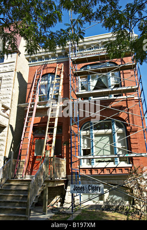 ILLINOIS Chicago ponteggio eretto sull esterno della casa di mattoni essendo ristrutturato quartiere Bucktown Wicker Park Foto Stock