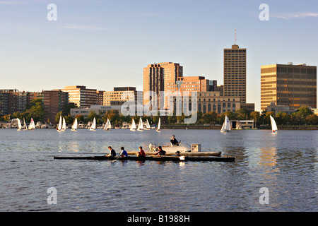 Boston Massachusetts Gruppo di barche a vela sul fiume Charles bacino tra Cambridge e dello skyline della citta' equipaggio del team pratica coach Foto Stock