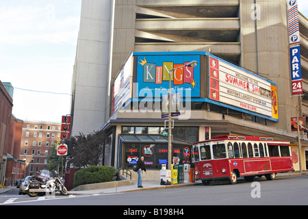 MASSACHUSETTS Boston Red trolley tour bus Parcheggiato fuori del ristorante motoveicolo in crosswalk Foto Stock