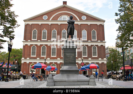 Boston Massachusetts Samuel Adams statua al di fuori di Faneuil Hall Marketplace site lungo il Freedom Trail meeting house Foto Stock