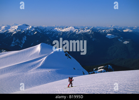 Sci uomo sopra il campo sul ghiacciaio di solfuro vicino a Mt Shuksan, Cascade Mountains, Washington, Stati Uniti d'America. Foto Stock