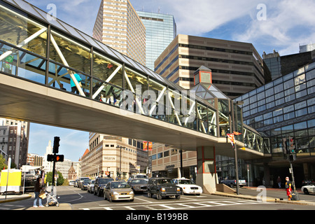 Boston Massachusetts Pedestiran passerella su Huntington Avenue Prudential Center area Foto Stock