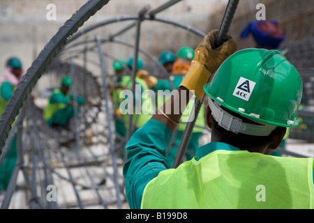 Ferro e acciaio tubo Rebar pronto per l'inserimento nella costruzione di fondazioni sul sito di costruzione negli Emirati arabi uniti uae abu dhabi Foto Stock