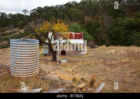 Una vecchia casa a un paese del blocco di terra. Foto Stock