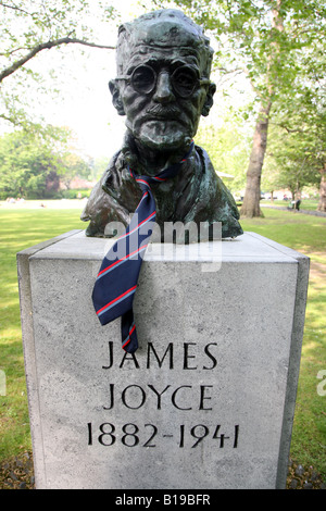 Busto di scrittore irlandese e poeta James Joyce in St Stephen's Green Dublino Irlanda Foto Stock