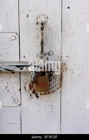 Un pad lock su una porta. Foto Stock