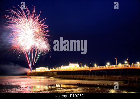 Fuochi d'artificio oltre il molo vittoriano Worthing Promenade West Sussex England Regno Unito Regno Unito Foto Stock