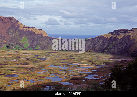Cile, l'Isola di Pasqua. Il bordo del cratere di Rano Kau vulcano a punta sud occidentale dell'Isola di Pasqua. Foto Stock
