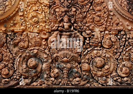 Cambogia Siem Reap, Angkor. Il Banteay Srei - un decimo secolo cambogiano di tempio dedicato al dio indù Shiva. Foto Stock