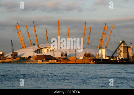 Inghilterra, Londra Greenwich. Il centro O2 (precedentemente il Millenium Dome). Foto Stock