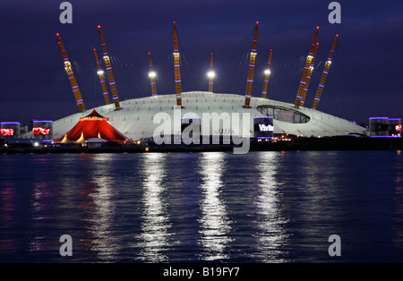 Inghilterra, Londra Greenwich. Il centro O2 (precedentemente il Millenium Dome) a notte. Foto Stock