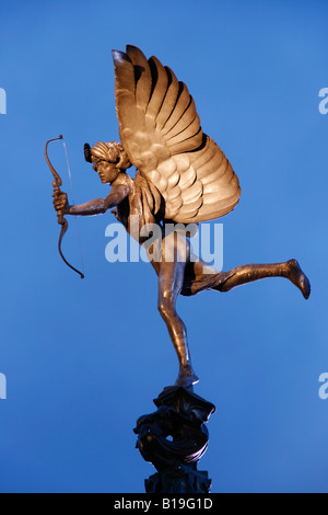 Inghilterra, Londra, Piccadilly Circus. La statua di Eros a Piccadilly Circus. Foto Stock
