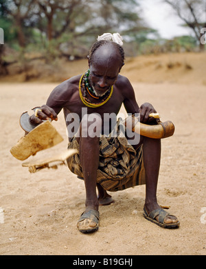 Kenya, Rift Valley Provincia, Kapedo. Un Turkana indovino preannuncia il futuro e si snoda il passato da "gettando' alcuni sandali. Foto Stock