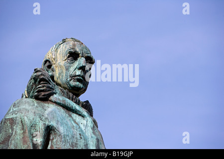 Norvegia, Troms, Tromso. Posizionato centralmente e guarda il moderno porto di Tromso, la statua di Roald Amundsen. Foto Stock