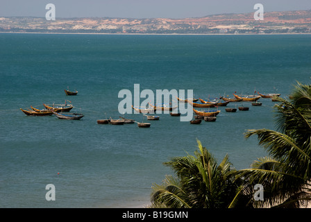 La calma insolita di Mui ne della flotta di pesca legato solo off-shore di pescatori celebrano il nuovo anno di vacanza in Vietnam Foto Stock