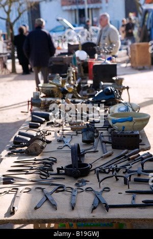 Portogallo Alentejo, Estremoz. Merci e bric-a-brac in vendita presso il settimanale al mercato del sabato nella città di Estremoz. Foto Stock