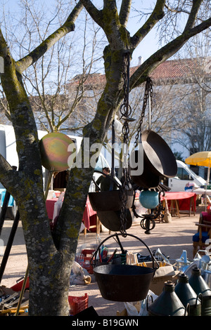 Portogallo Alentejo, Estremoz. Merci e bric-a-brac in vendita presso il settimanale al mercato del sabato nella città di Estremoz. Foto Stock