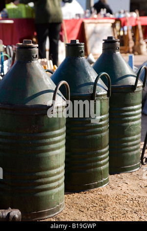 Olio di oliva in vendita presso il settimanale sabato in fiera la città di Estremoz nella regione dell'Alentejo in Portogallo. Foto Stock