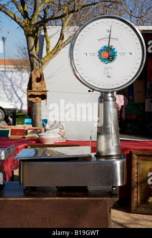 Merci e bric-a-brac in vendita presso il settimanale al mercato del sabato nella città di Estremoz nella regione dell'Alentejo in Portogallo. Foto Stock