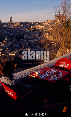 Spagna, Castilla La Manch, Toledo. Isolato su tre lati dal loop di Rio Tajo, la città vanta un ambiente attraente. Foto Stock