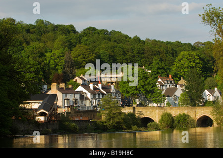 Il Galles, Denbighshire, Llangollen. Il pittoresco villaggio di Langollen sul fiume Dee. Foto Stock