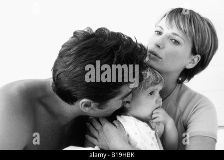 Coppia con bambino, in bianco e nero Foto Stock