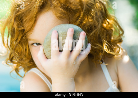 Ragazza con in pietra a faccia Foto Stock