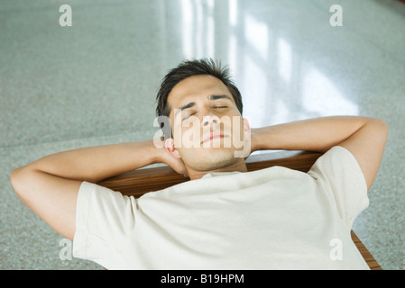 Giovane uomo napping Foto Stock