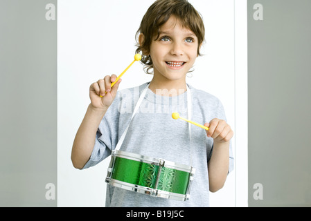 Ragazzo giocattolo di suonare il tamburo Foto Stock