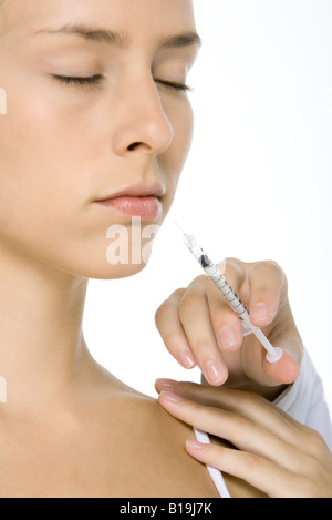 La donna la ricezione di Botox iniezione, gli occhi chiusi, close-up Foto Stock