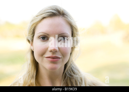 Giovane donna sorridente in telecamera, ritratto Foto Stock