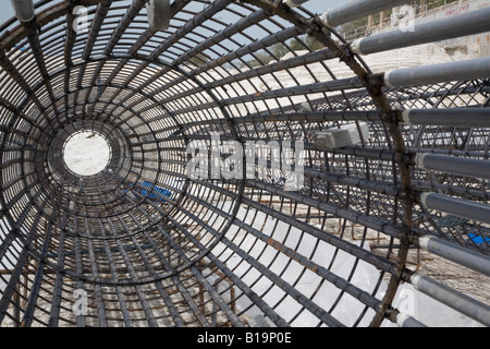 Ferro e acciaio tubo Rebar pronto per l'inserimento nella costruzione di fondazioni sul sito di costruzione negli Emirati arabi uniti uae abu dhabi Foto Stock