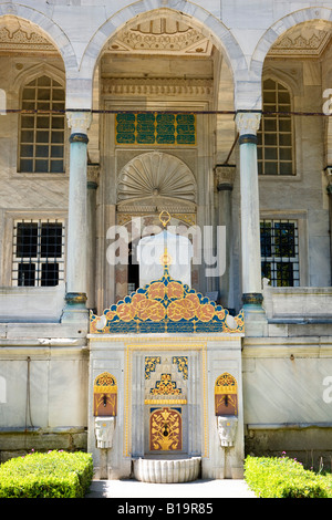 Fontana della libreria di Ahmet III nel palazzo Topkapi a Istanbul Foto Stock
