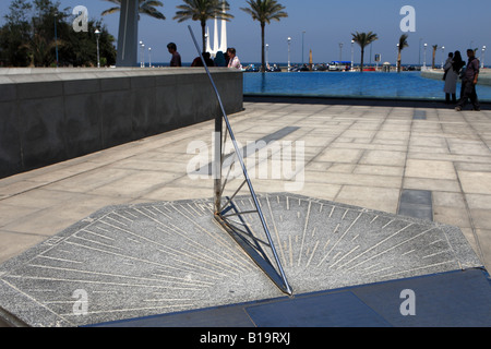 Sun dial al di fuori della libreria di Alessandria d Egitto Foto Stock