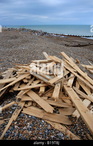 Tavole di legno sulla spiaggia a Worthing West Sussex England Gran Bretagna UK dopo il ghiaccio Princess nave affondata Foto Stock