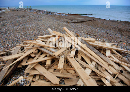 Tavole di legno sulla spiaggia a Worthing West Sussex England Gran Bretagna UK dopo il ghiaccio Princess nave affondata Foto Stock