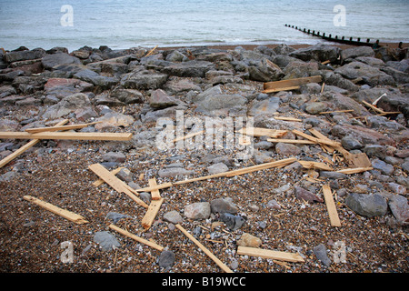 Tavole di legno sulla spiaggia a Worthing West Sussex England Gran Bretagna UK dopo il ghiaccio Princess nave affondata Foto Stock