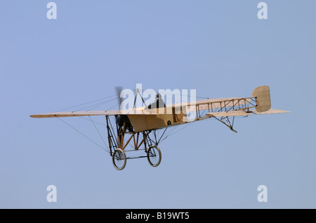 Uno dei primi monoplanes, un 1909 Bleriot XI, in volo. Foto Stock