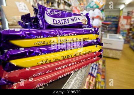 Una pila di cioccolato Cadbury barre sul display in un negozio di Londra Foto Stock