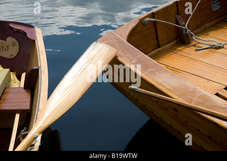 Una vista del poppe dei due canotti in legno preso dalla riva del fiume guardando dalla parte anteriore Foto Stock
